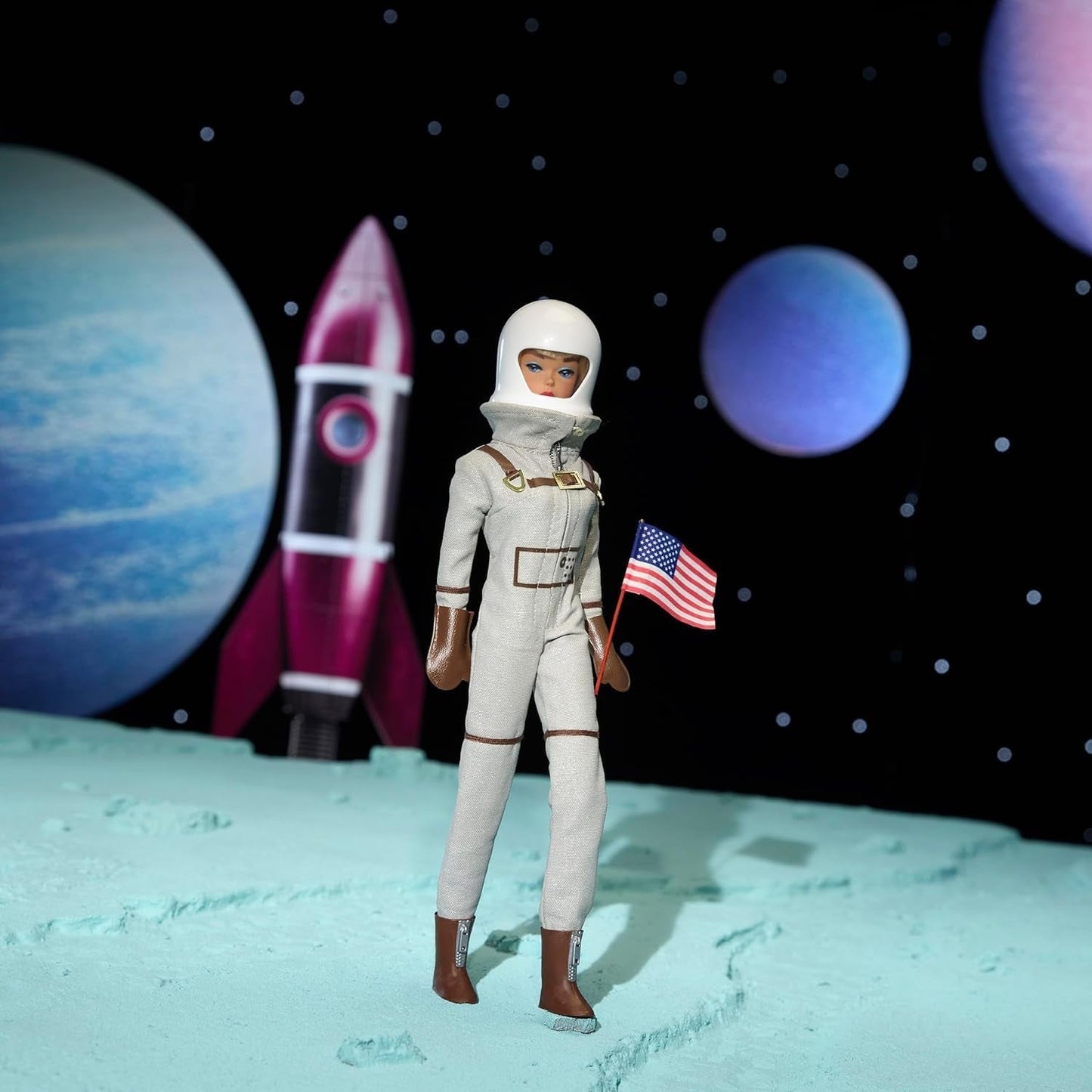 Mattel Barbie Miss Astronaut verzamelpop met zilveren pak, ruimtelaarzen en helmaccessoire, vintage reproductie van origineel uit 1965, JBJ48 Naty Shop-poppen