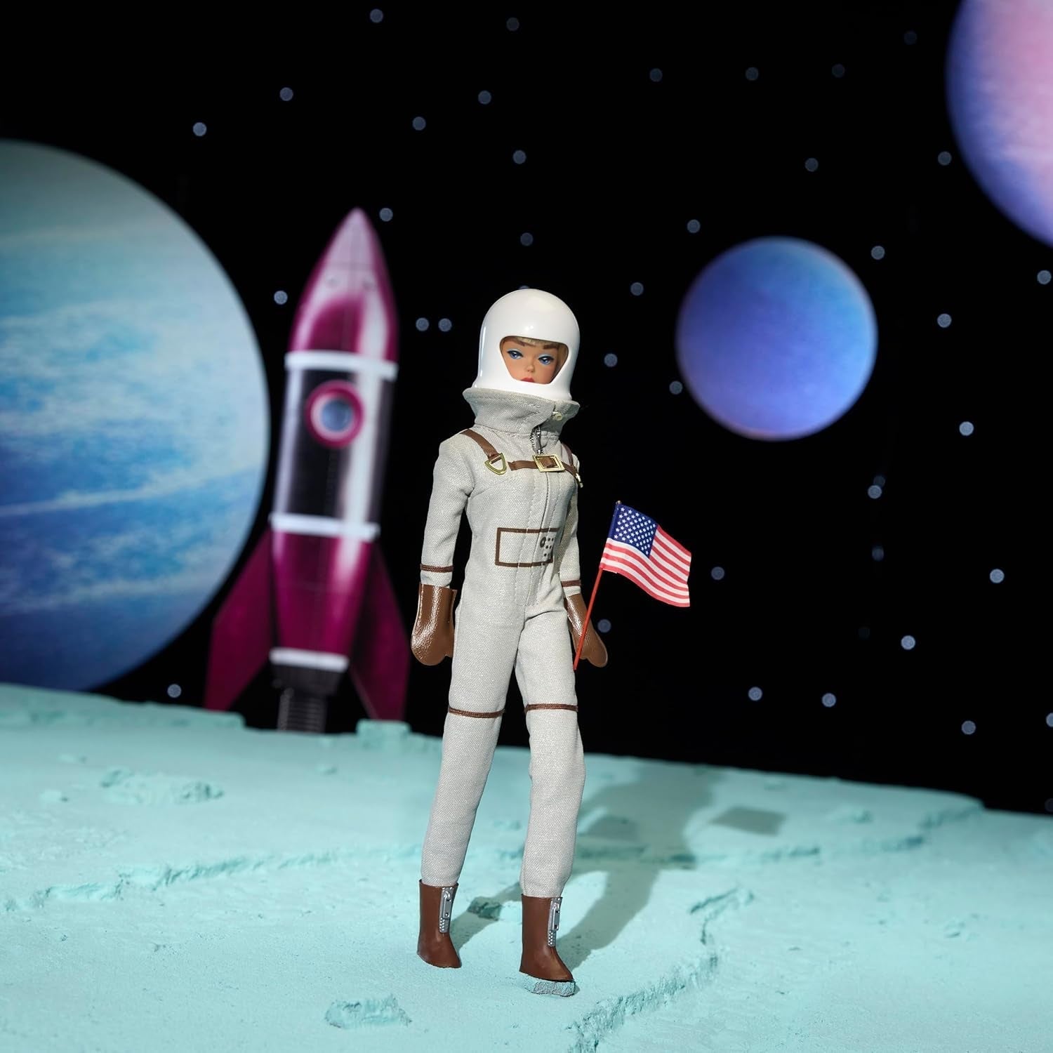 Mattel Barbie Miss Astronaut verzamelpop met zilveren pak, ruimtelaarzen en helmaccessoire, vintage reproductie van origineel uit 1965, JBJ48 Naty Shop-poppen