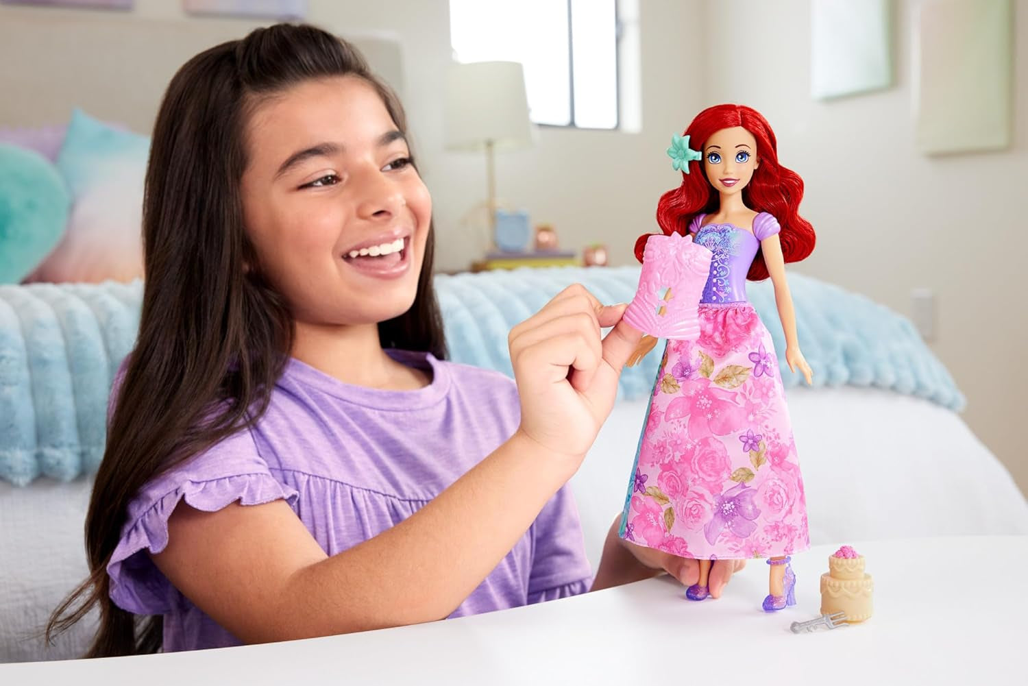 Mattel Disney Princess Ariel Spin & Reveal modepoppenset met 11 verrassingen, waaronder 5 accessoires, 5 stickers en een speelscène geïnspireerd op de film HTV88