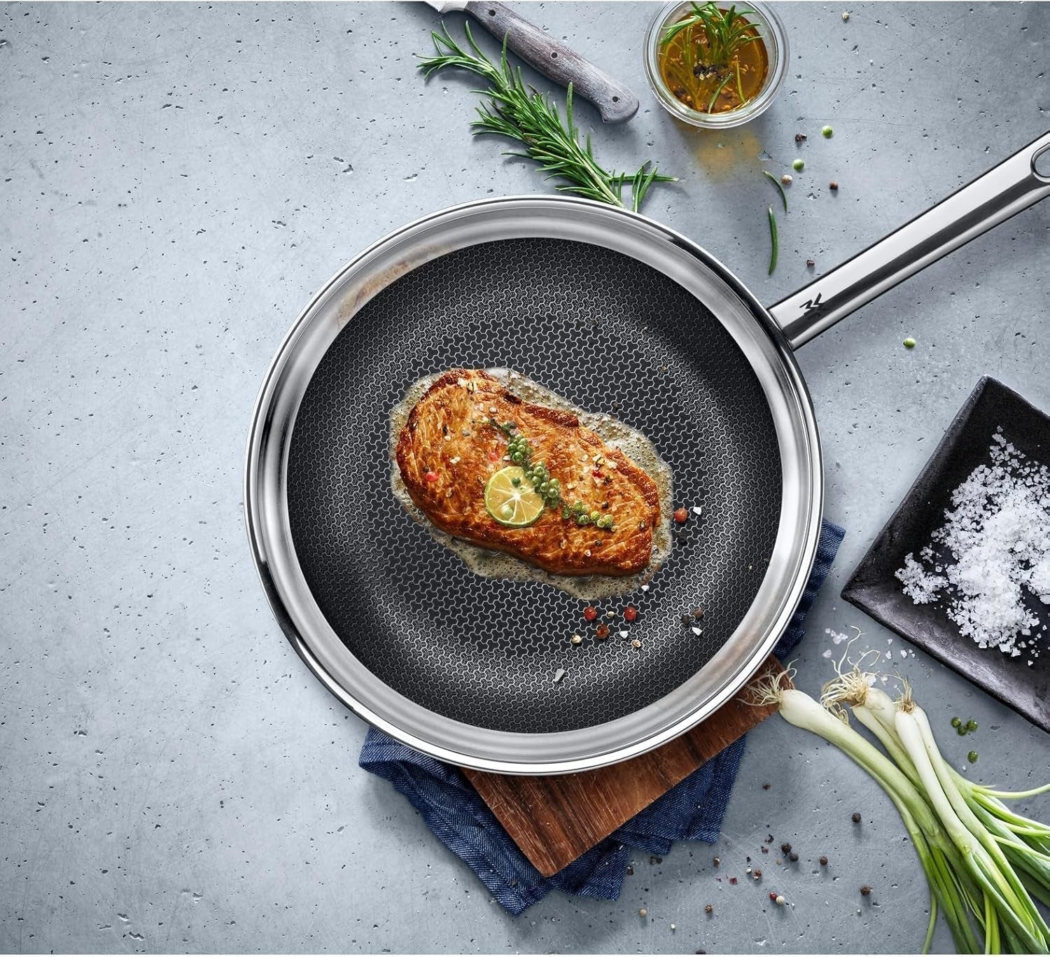 WMF Profi Resist inductiepan 24 cm, materiaal met meerlaagse coating, honingraatstructuur, roestvrijstalen handgreep, ovenvaste potten en pannen Naty Shop