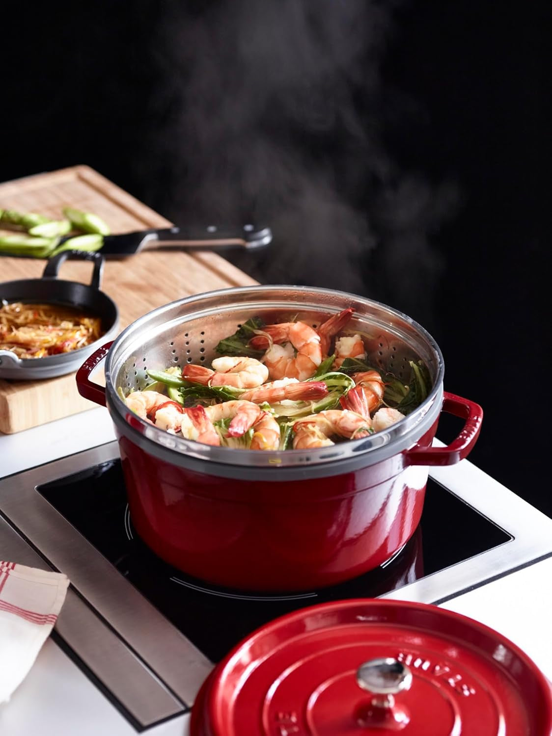 STAUB Gusseisen Bräter/Cocotte, Mit Dämpfeinsatz Aus Edelstahl, Rund 26 Cm, 5,2 L, Aromaregen-functie voor optimale werking, voor alle herdarten Inkl. Induktion & Backofen, Kirschrot, Rot Vormen en bakplaten Naty Shop