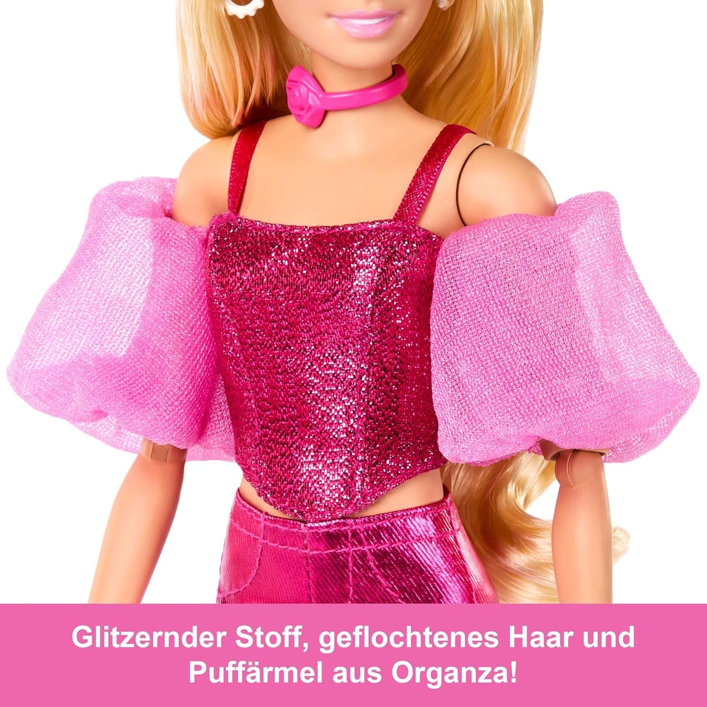 Barbie Deluxe Style #5 pop in een metallic roze blonde outfit met een sprankelend lijfje en een glitterbroek, met accessoires waaronder een roze ketting en een handtas, JFP40