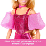 Barbie Deluxe Style #5 pop in een metallic roze blonde outfit met een sprankelend lijfje en een glitterbroek, met accessoires waaronder een roze ketting en een handtas, JFP40