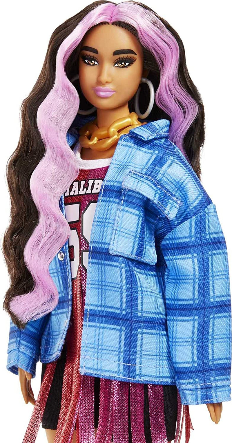 Barbie HDJ46 - Extra pop in jurk met basketbalshirt en accessoires, met Corgi-huisdier, extra lang krullend haar met roze strepen en flexibele gewrichten, cadeauspeelgoed voor kinderen 3+ Naty Shop-poppen