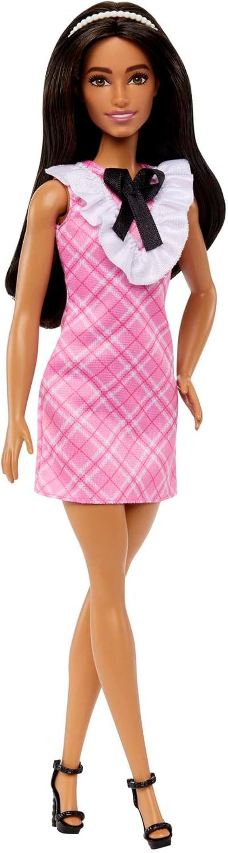 Barbie Fashionistas-pop met zwart haar en hoofdband met parels, draagt ​​roze geruite jurk met zwarte strik en kraag met ruches voor kinderen vanaf 3 jaar HJT06