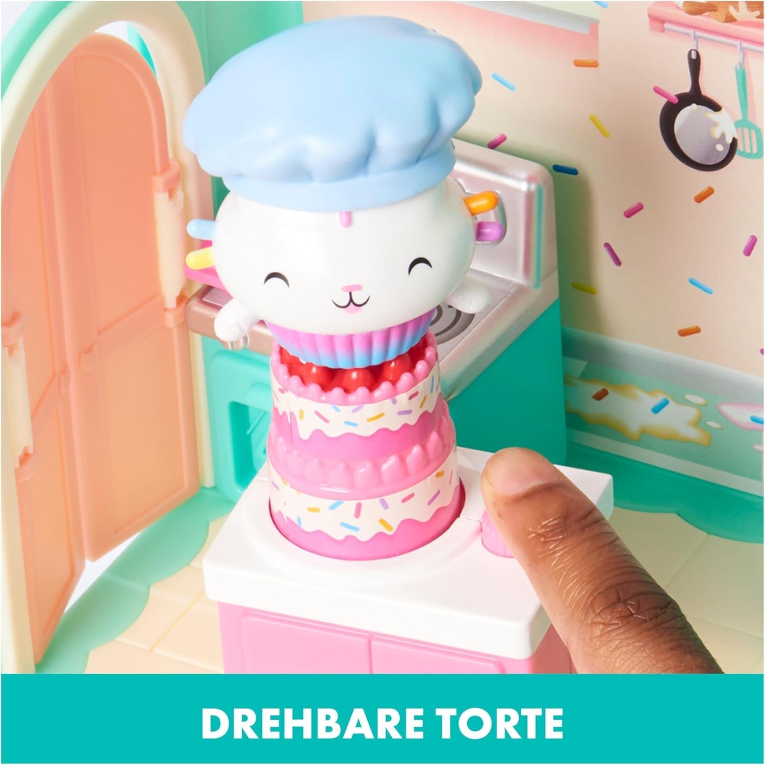 GABBY'S DREAMWORKS POPPENHUIS - Deluxe kamer, Cakey Confectionery, Kuchi Kitchen (Roemeens: Cakey), 3 meubels en 2 verrassingsdozen met accessoires, geschikt voor kinderen vanaf 3 jaar