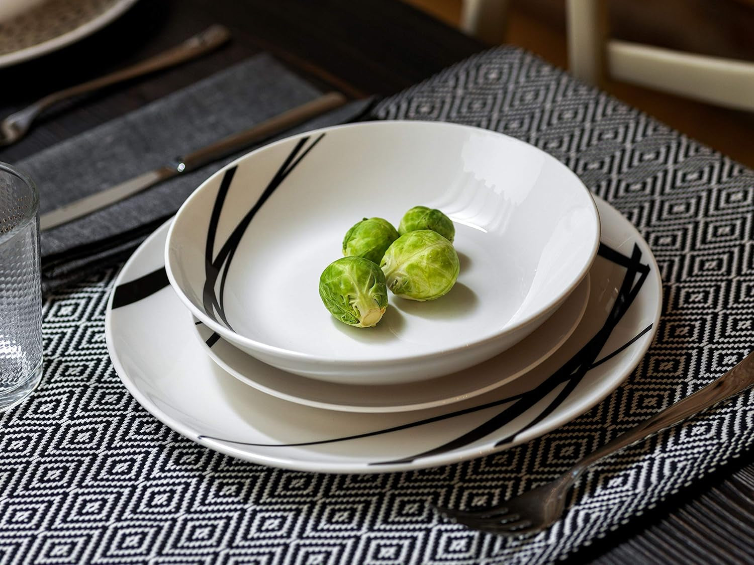 Grafisch servies, 18-delig voor 6 personen, porselein, wit