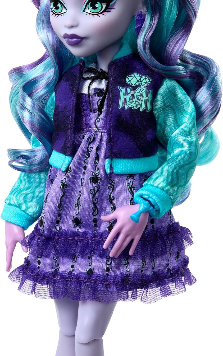 Monster High Fearbook Twyla Doll en Film Club thema-accessoireset, College Jacket, afstudeeralbum, bordspel en koekjes, HXW31