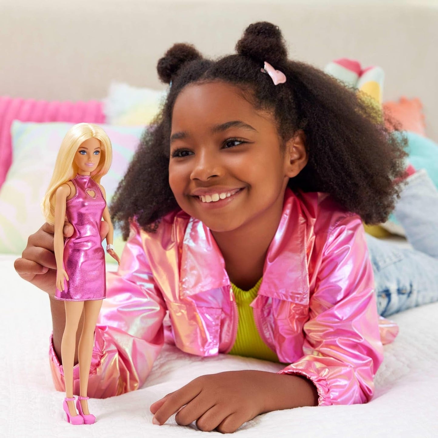 Barbie Fashionistas pop nr. 230 met blond haar, roze metallic mini-jurk met hartuitsnijding, witte armband en hoge hakken, HYT88