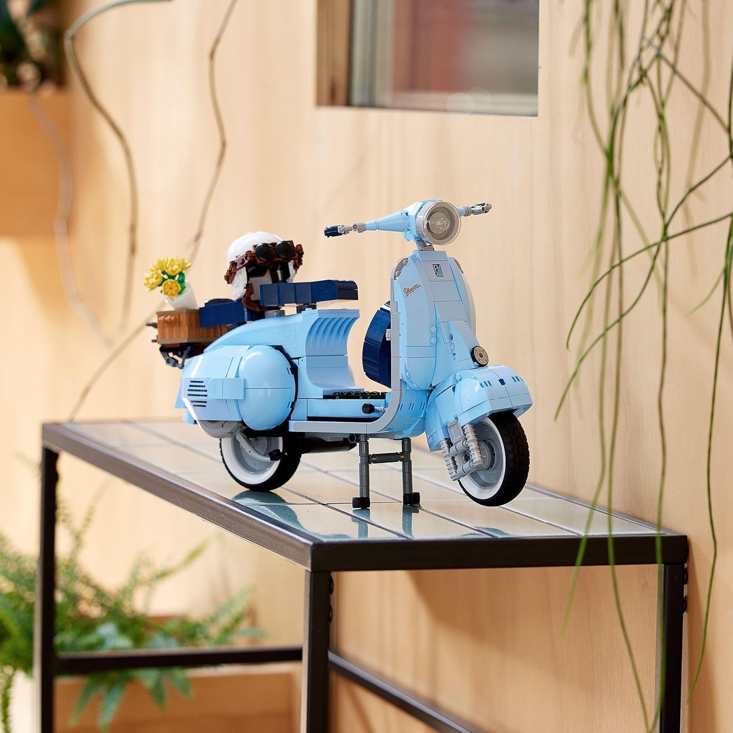 LEGO Icons Vespa 125, bouwbaar motormodel, vintage Italiaanse scooter, modelbouwset voor volwassenen, tentoonstellingsstuk als kamerdecor, cadeaus voor dames en heren 10298 Bouwsets Besuche in LEGO-Store
