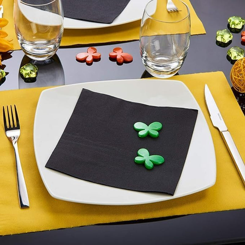 - Zijdevezelservetten - Zwart - Fsc®-gecertificeerde papieren servetten - Recyclebaar en biologisch afbreekbaar - Afmeting 40 X 40 Cm - 3 lagen - 40 servetten