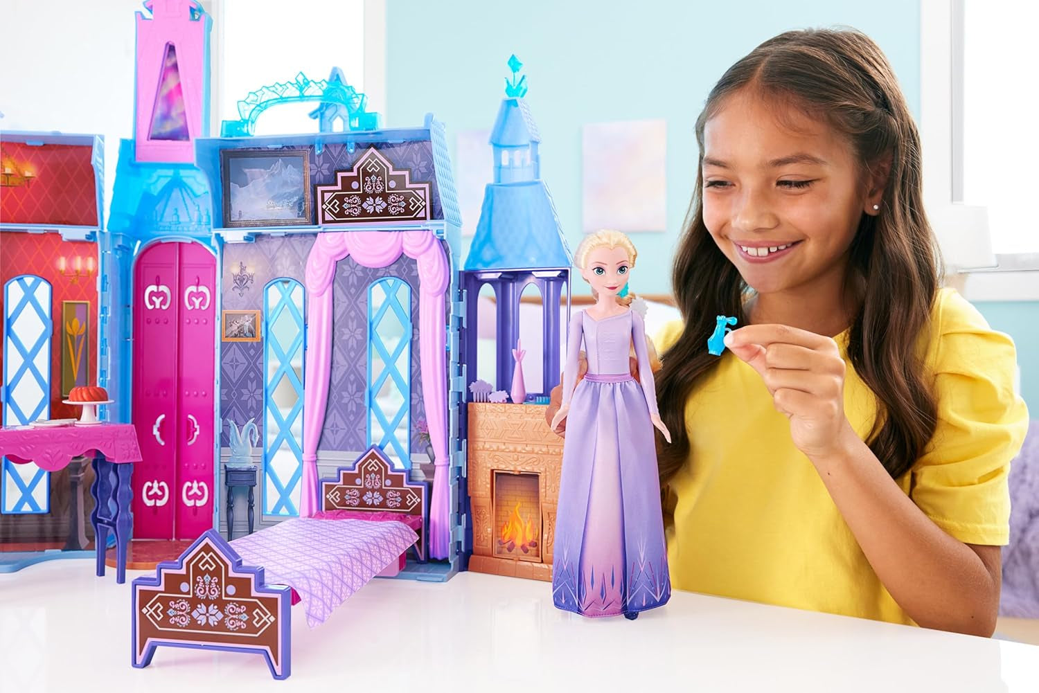 Mattel Disney Frozen - Kasteel Arendelle poppenhuis (60 cm+) met Elsa pop, 4 speeltuinen en 15 Disney Frozen II meubels en accessoires, HLW61