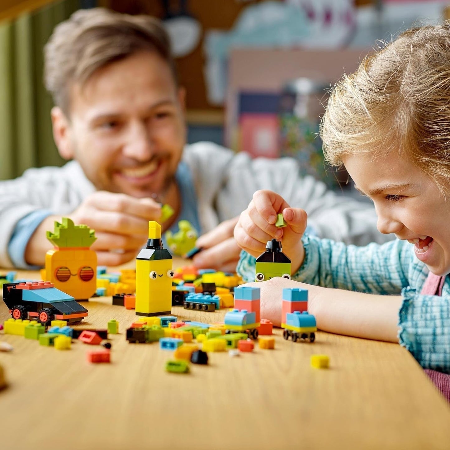 LEGO 11027 Classic Neon Creatieve bouwset, Brick Box Set, Bouwspeelgoed met modellen: auto, ananas, alien, rolschaatsen, figuren en meer, voor kinderen vanaf 5 jaar Bouwsets Besuche den LEGO-Store