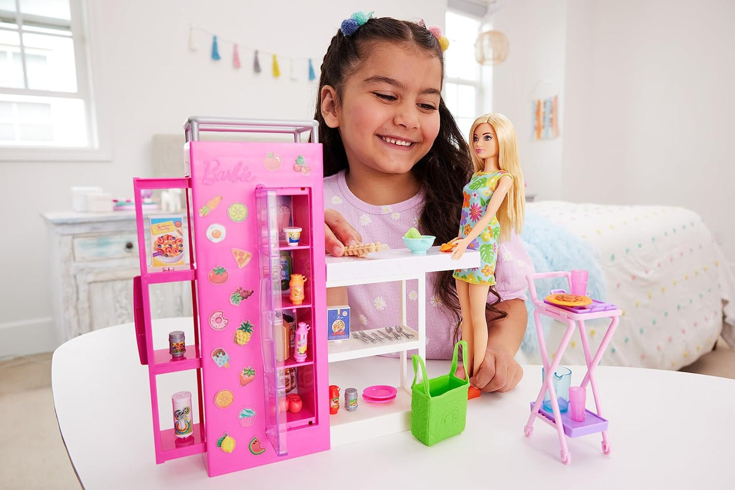 Barbie-poppenkastspeelset met meer dan 25 keukenonderdelen en accessoires - perfect voor kleine fijnproevers en cadeau voor kinderen vanaf 3 jaar, HJV38