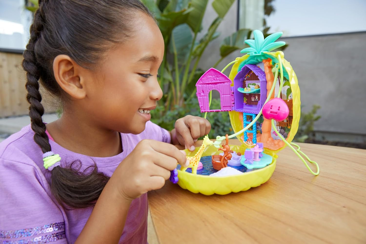 Polly Pocket GKJ64 - Draagbare Pineapple Pocket Compact met 8 leuke functies, Polly en Lila poppen, 2 accessoires en stickervel; speelgoed voor kinderen vanaf 4 jaar