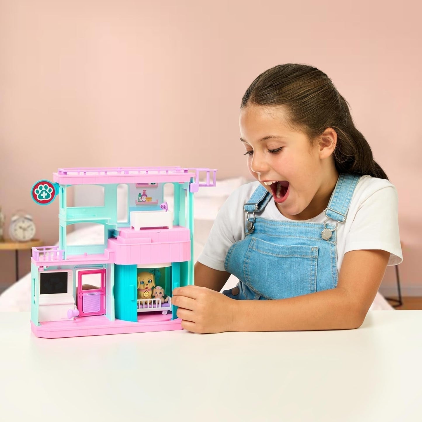Little Live Pets Mama Surprise Families Baby Clinic-speelset, inclusief 3 retriever-pups, magische, dubbelzijdige speelset (27,8 cm breed, 23,8 cm hoog). Voeden, baden en spelen, cadeau voor kinderen Actiefiguren Naty Shop
