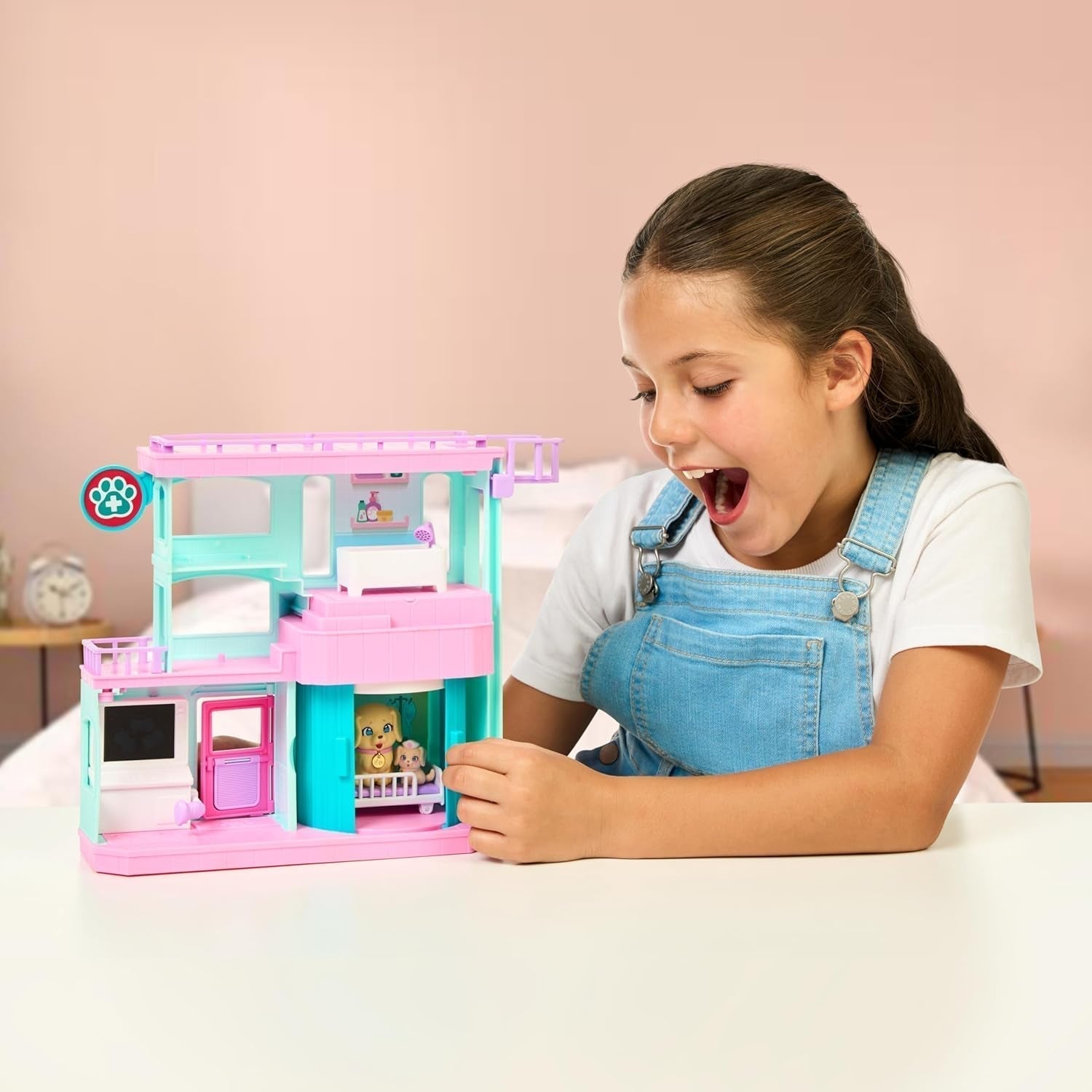 Little Live Pets Mama Surprise Families Baby Clinic-speelset, inclusief 3 retriever-pups, magische, dubbelzijdige speelset (27,8 cm breed, 23,8 cm hoog). Voeden, baden en spelen, cadeau voor kinderen Actiefiguren Naty Shop