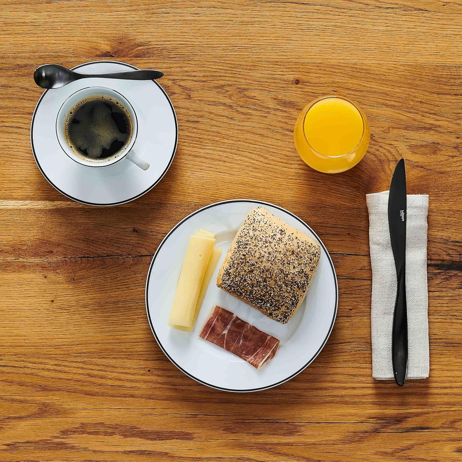 Mäser Nola Serie Modern 6-Persoons Koffieservies Wit met Zwarte Rand 18-delige Serviesset Koffiekopjes Schoteltjes en Dessertbordjes - Rond Koffieservies Koffieset Wit