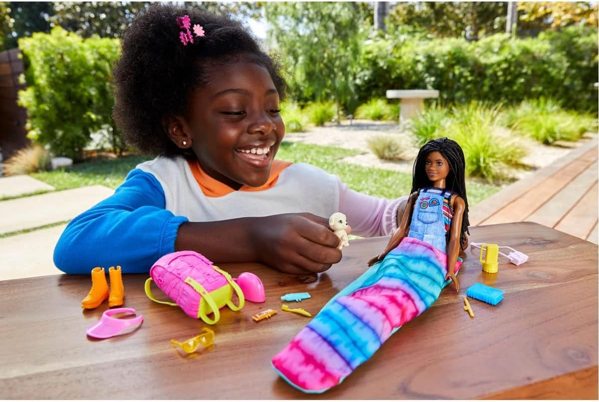 Barbie HDF74 Twinpack-pop! Brooklyn Camping Doll (Brunette met gevlochten staartjes, ca. 29 cm) met puppy, rugzak, slaapzak, 10 kampeeraccessoires, cadeau voor kinderen vanaf 3 jaar