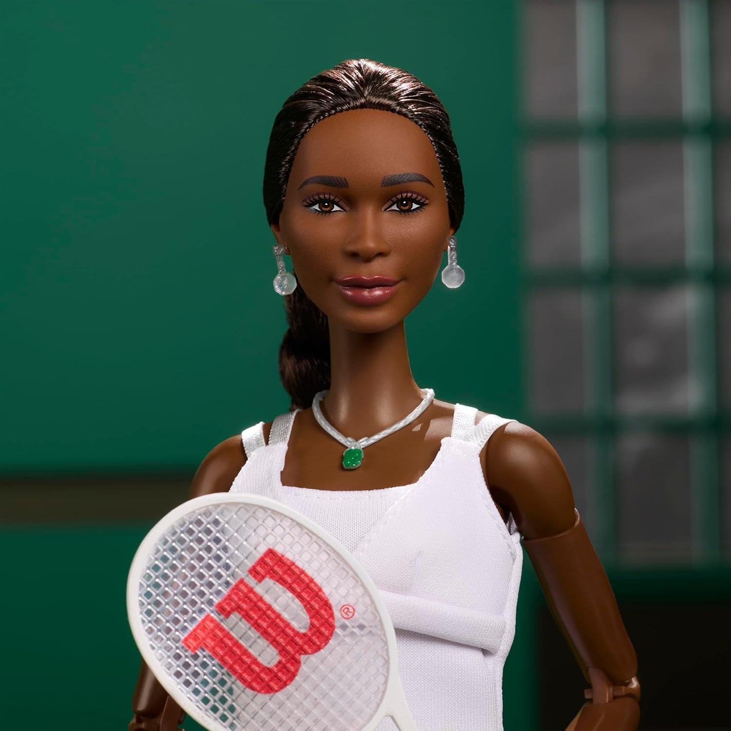 Barbie Inspiring Women Series Venus Williams modepop met gesigneerd uniform en tennisracket inclusief presentatiedoos HRM49