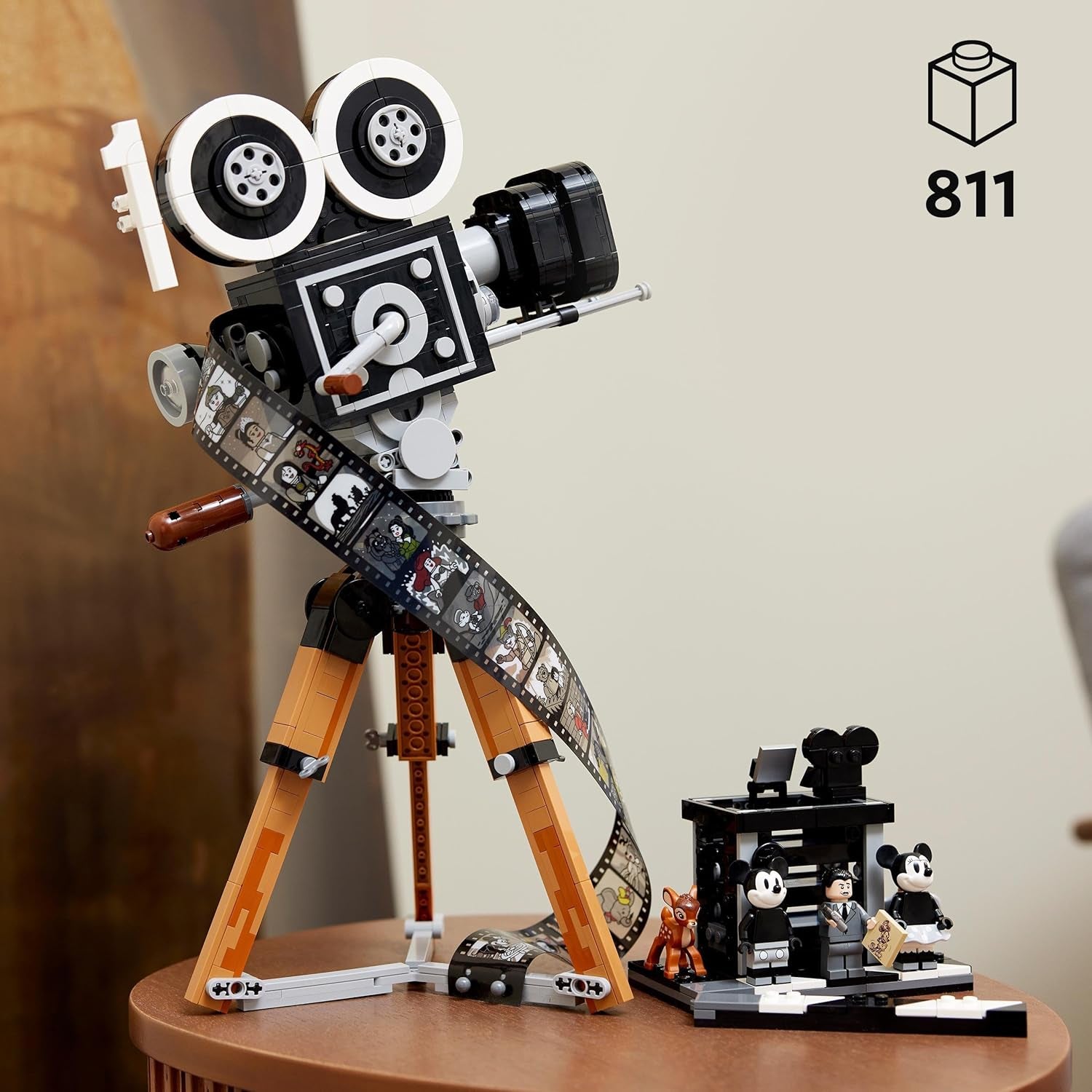 LEGO | Disney Camera - Eerbetoon aan Walt Disney, Set voor volwassenen met Mickey en Minnie Mouse minifiguren, Bambi en Dumbo figuren, Cadeau voor dames, heren en fans, Tentoonstelling 43230 Bouwsets Besuche den LEGO-Store