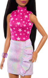 Barbie Fashionistas pop nr. 215 met steil zwart haar, blouse met roze sterrenprint en iriserende rok, verzamelmodepop ter gelegenheid van het 65-jarig jubileum, HRH13