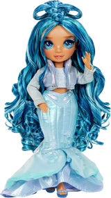 Rainbow High Winter Wonderland - Skyler (blauw) - 28 cm verborgen magische wateraccumulerende sneeuwmodepop met sneeuwpopset, geschikt voor 4-12 jaar oude kinderen en verzamelaars Naty Shop-poppen
