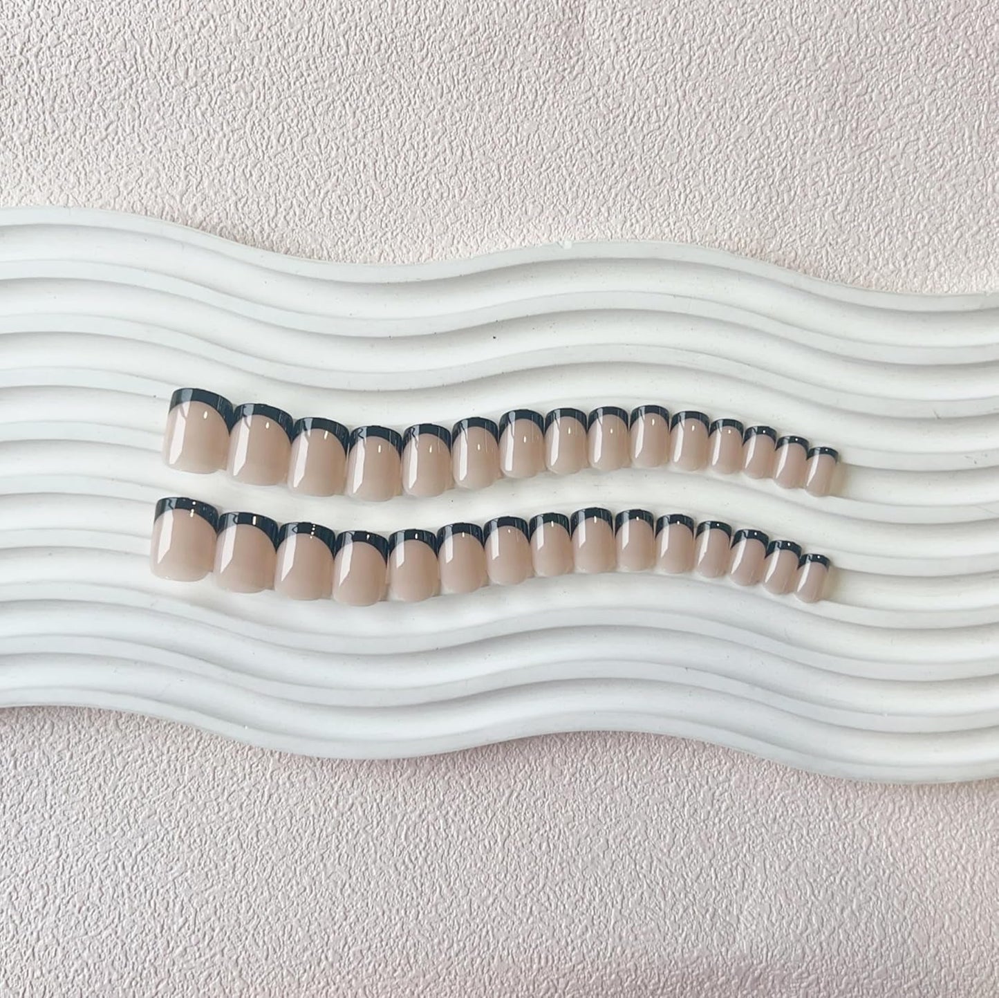 Korte Franse tip nepnagels - 30 stuks zwarte nagels om op korte vierkante nagels te lijmen, Franse tip nepnagels met lijm, vierkante kunstnagels set voor dames