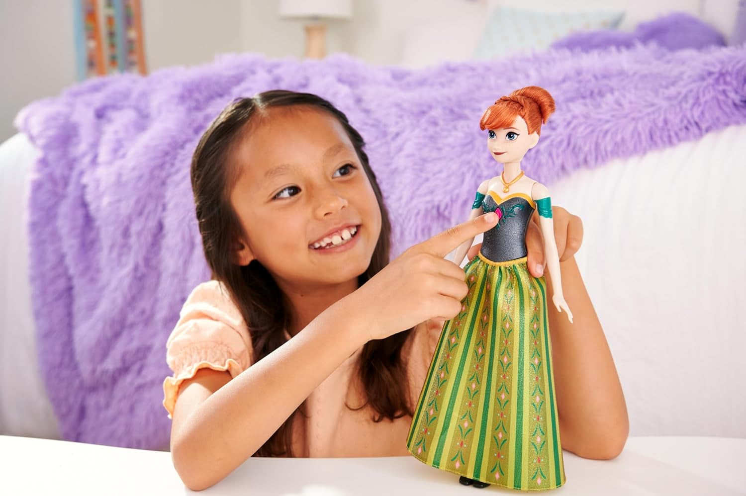 Mattel Toys Disney Frozen Anna zingende modepop in iconische outfit zingt "For the First Time" uit de Disney-film in het Engels, Frans, Duits, Italiaans, JDL59