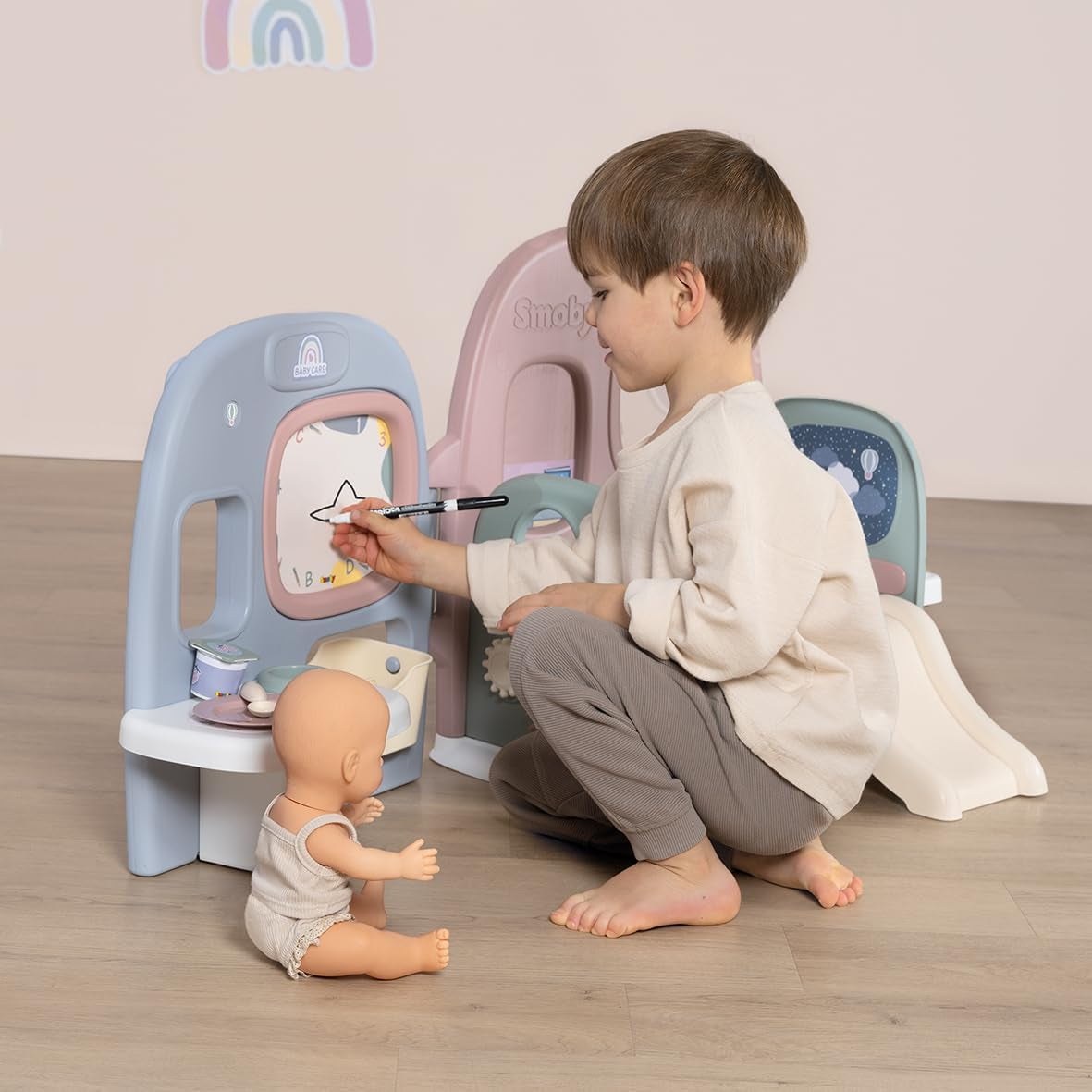 Smoby - Babyverzorging Poppenkwekerij - Poppenspeelcentrum Kinderdagverblijf + Kleuterschool Dagelijks leven - Opvouwbare speelruimte met 360° rotatie - 6 accessoires - Gemaakt van 90% gerecycled materiaal in Frankrijk, vanaf 3 jaar