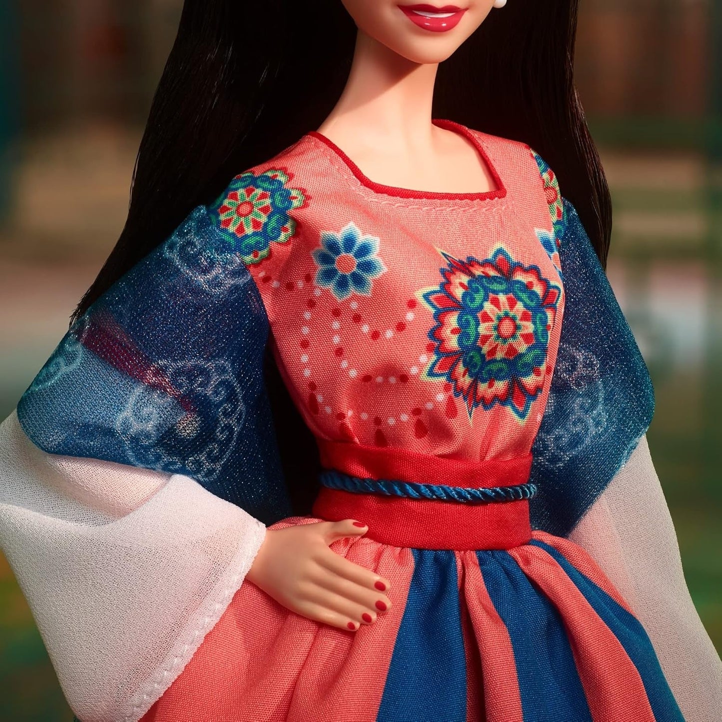 BARBIE Lunar New Year Puppe - Sammelfigur met traditionele Hanfu-Robe en Chinese drucken, geïnspireerd door Dunhuang-Höhlenmalereien, inclusief Puppenständer en Echtheitszertifikat, HJX35