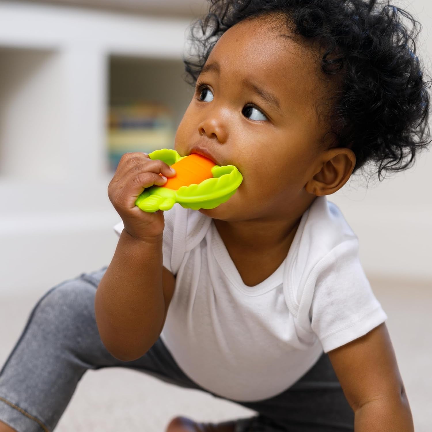 Infantino Lil' Nibbles, getextureerde siliconen bijtring, BPA-vrij babybijtringspeeltje, zacht, gemakkelijk vast te houden, zintuiglijke stimulatie voor zuigelingen, wortel