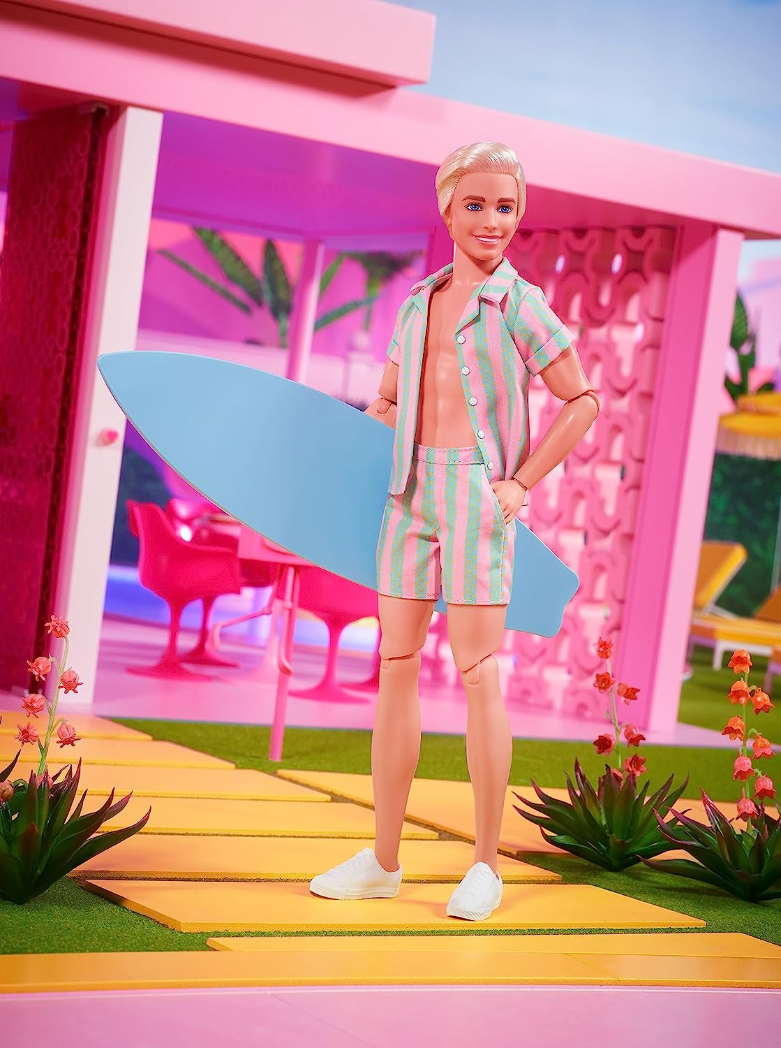 Barbie de film - Doll Movies Fans, Ken Doll, verzamelpop met surfplank en sneakers, beweegbaar lichaam, platinablond haar, geschikt als cadeau voor kinderen van 3 jaar oud, HPJ97 Naty Shop-poppen