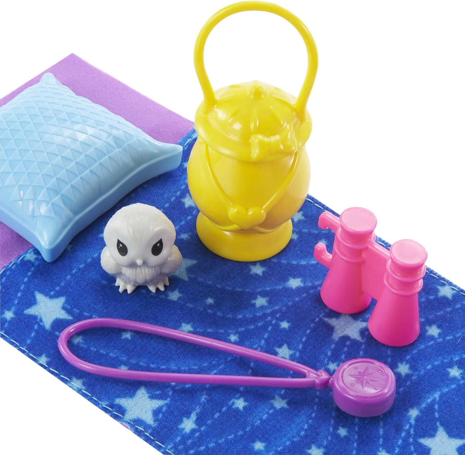 Barbie Chelsea-serie, Chelsea-pop kamperen met blond haar, huisdieruil, slaapzak, kussen, zaklamp, verrekijker, kampeeraccessoires, kindercadeau, speelgoed voor 3 jaar en ouder, HDF77