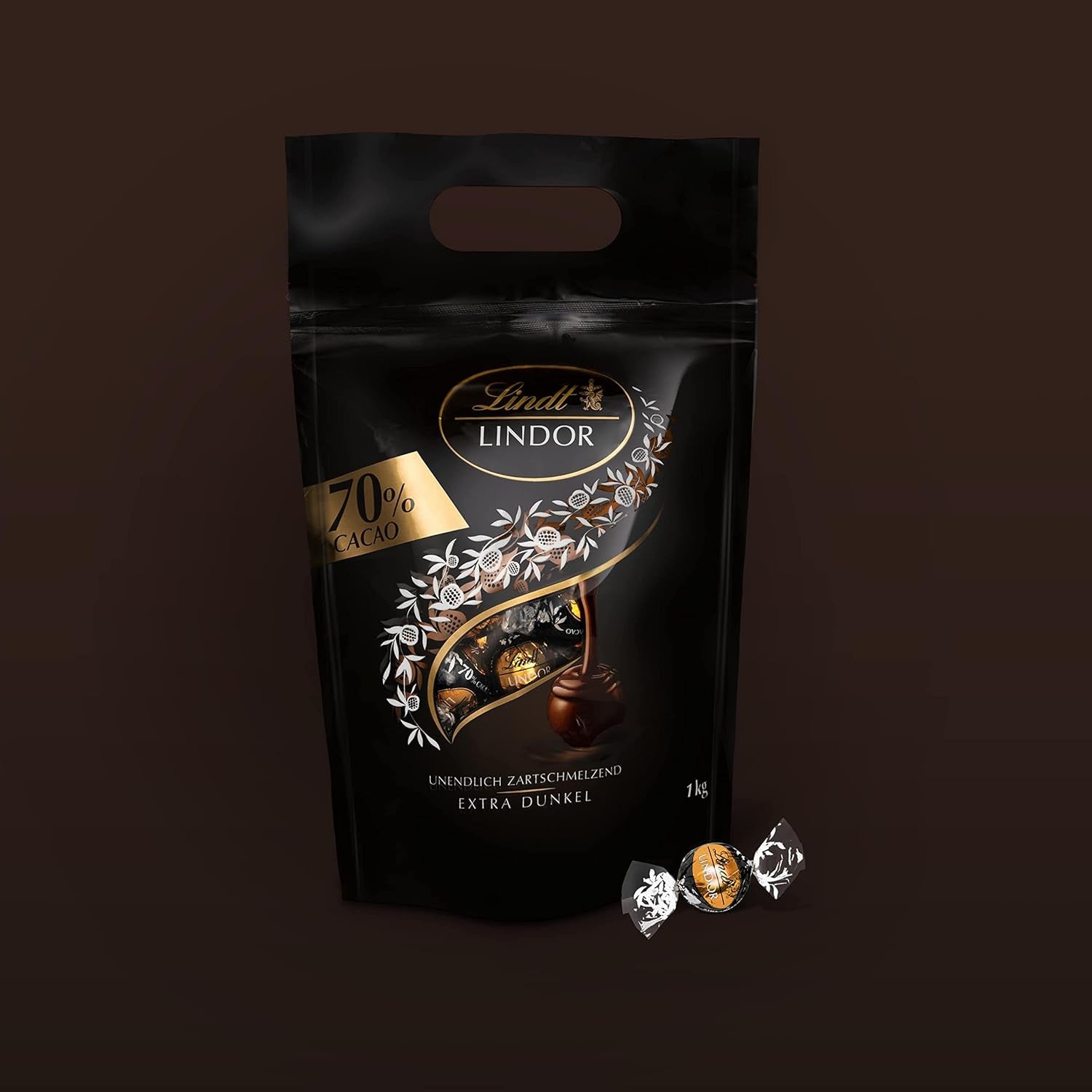 Lindt LINDOR Extra pure chocoladeballetjes en LINDOR Aardbeiencreme chocoladeballetjes | Hersluitbare zak van 1 kg | ca. 80 witte chocoladebolletjes met aardbeiencrème