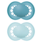 MAM Originele fopspenen, 2-pack, tandvriendelijke babyfopspenen, gemaakt van duurzame en biologisch regenereerbare materialen, MAM SkinSoft siliconen spenen, met fopspeendoos, 6-16 maanden, blauw/lichtblauw