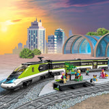 LEGO City Passagierssneltrein, treinset met afstandsbediening, spoorwegspeelgoed met koplampen, 2 rijtuigen en 24 baanelementen, cadeau voor kinderen, jongens en meisjes 60337 Bouwsets Besuche in LEGO-Store