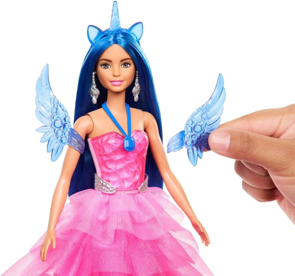 Barbie Hidden Magic - Eenhoornpop, roze jurk met saffierblauwe details, eenhoornhoofdband, afneembare saffiervleugels en staart, vanaf 3 jaar, HRR16