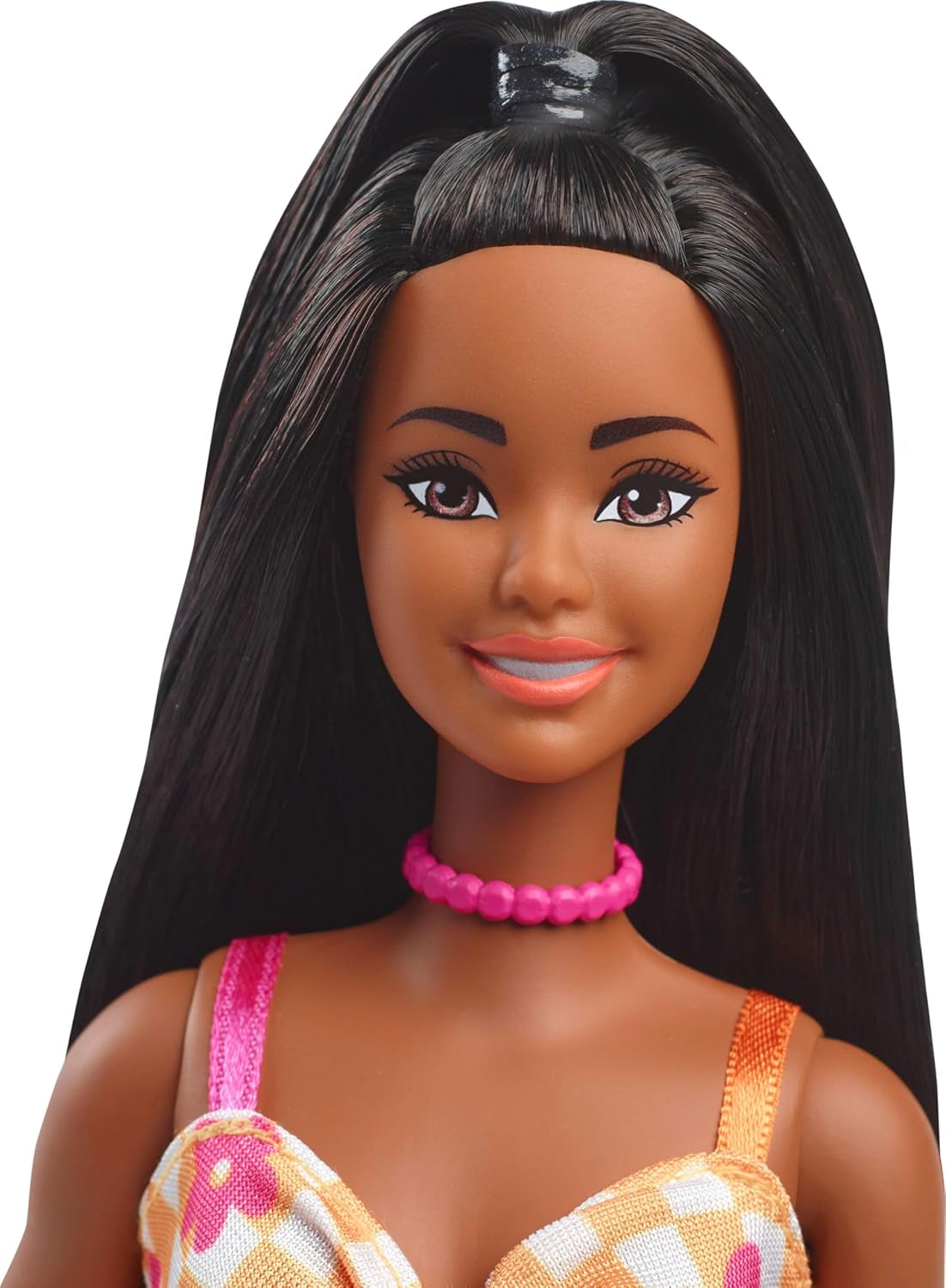 Barbie Fashionistas pop nr. 233 met zwart haar, oranje geruite midi-jurk met roze bloemen, ketting en sandalen, HYT91
