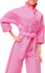 BARBIE THE MOVIE Margot Robbie - Puppe mit Kaugummi-Rosa Jumpsuit, Messy Updo, Sonnenbrille, Kopftuch, Wedge-Sneakers, Sammlerverpackung, voor kinderen vanaf 3 jaar, HRF29