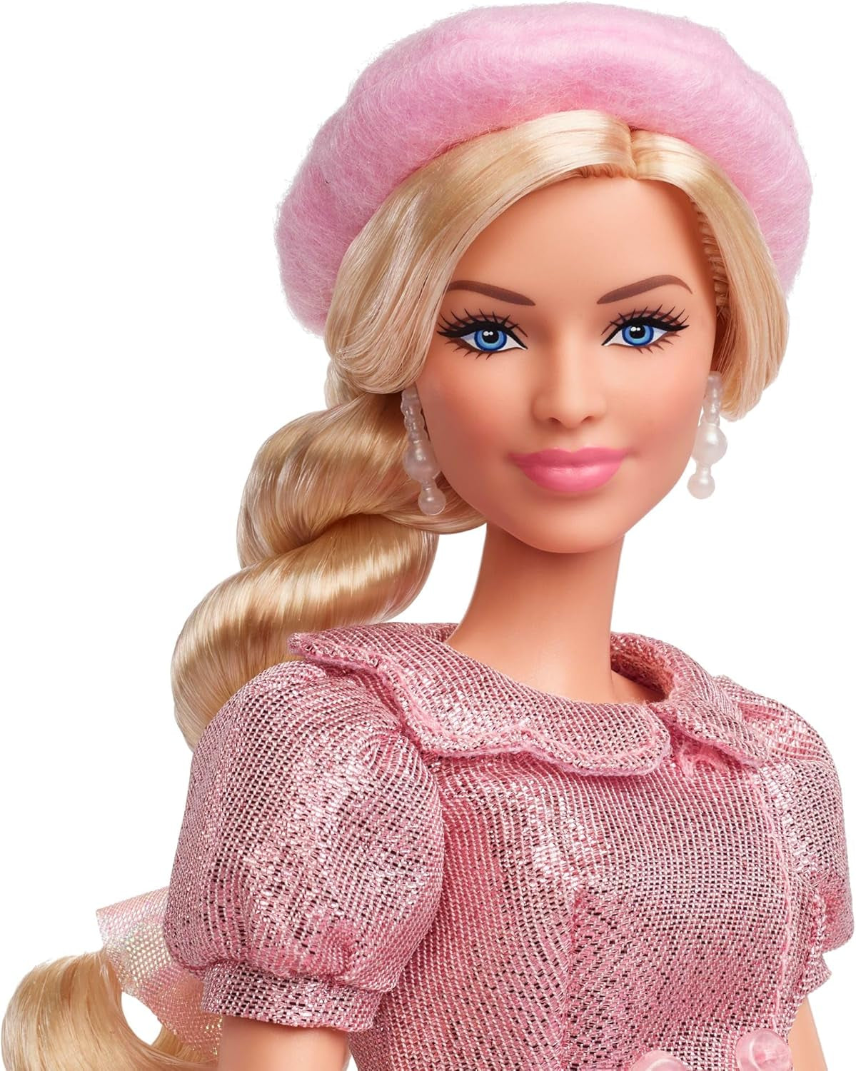 Barbie The Movie Gebaseerd op de film Margot Robbie als Barbie verzamelfiguur in roze blouse en tule rok met gestileerd kapsel en bijpassende sieraden JBJ53