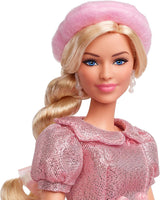 Barbie The Movie Gebaseerd op de film Margot Robbie als Barbie verzamelfiguur in roze blouse en tule rok met gestileerd kapsel en bijpassende sieraden JBJ53