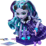 Monster High Fearbook Twyla Doll en Film Club thema-accessoireset, College Jacket, afstudeeralbum, bordspel en koekjes, HXW31
