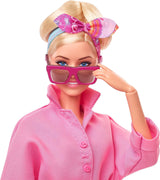 BARBIE THE MOVIE Margot Robbie - Puppe mit Kaugummi-Rosa Jumpsuit, Messy Updo, Sonnenbrille, Kopftuch, Wedge-Sneakers, Sammlerverpackung, voor kinderen vanaf 3 jaar, HRF29