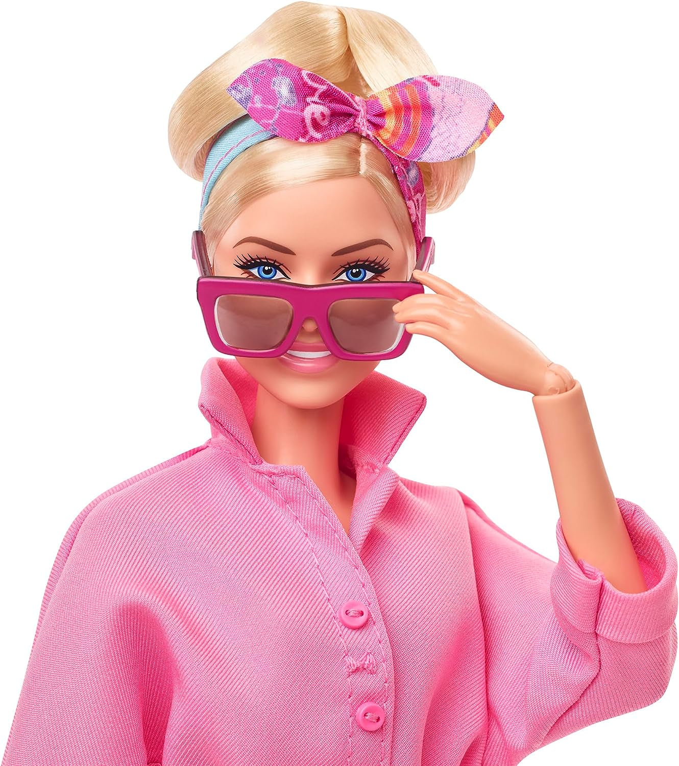BARBIE THE MOVIE Margot Robbie - Puppe mit Kaugummi-Rosa Jumpsuit, Messy Updo, Sonnenbrille, Kopftuch, Wedge-Sneakers, Sammlerverpackung, voor kinderen vanaf 3 jaar, HRF29