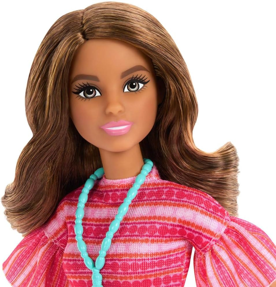 Barbie en Teresa Rezept für Freundschaft Teresa-Modepuppe mit unverkennbarem Outfit zum An- en Ausziehen, met accessoires inclusief een ketting, JCT02
