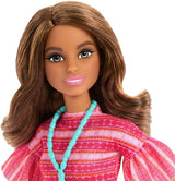 Barbie en Teresa Rezept für Freundschaft Teresa-Modepuppe mit unverkennbarem Outfit zum An- en Ausziehen, met accessoires inclusief een ketting, JCT02