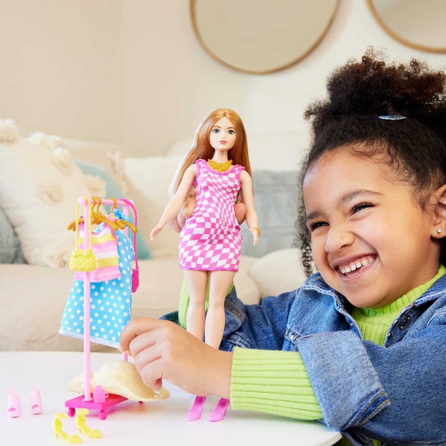Barbie modepop en garderobeset met kleding, accessoires en salonmeubilair, langdurig kappersplezier voor kinderen vanaf 3 jaar, HPL78