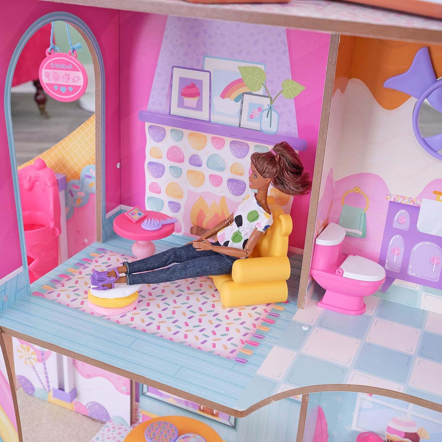 KidKraft Houten poppenhuis Snoepkasteel met meubels en accessoires, Eenhoorn-lamafiguurhuis, ijshoornlift en gummibeerstoel voor poppen, speelgoed voor kinderen vanaf 3 jaar, 20242
