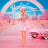 Barbie The Movie Gebaseerd op de film Margot Robbie als Barbie verzamelfiguur in roze blouse en tule rok met gestileerd kapsel en bijpassende sieraden JBJ53